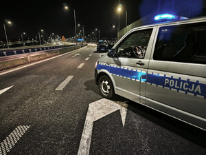 przód porsche, które stoi pod prąd.