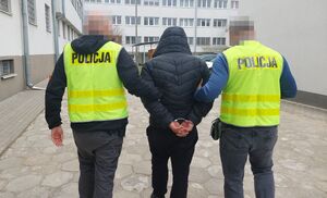 Policjanci prowadzą mężczyznę.