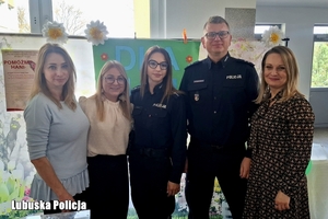 zdjęcie grupowe policjantów i trzech kobiet.