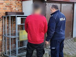 Policjant z zatrzymanym.