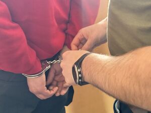 Kajdanki na rękach zatrzymanego.