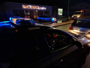 noc. policyjny radiowóz na sygnale.