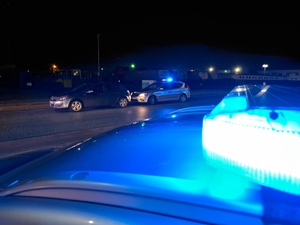 noc. policyjny radiowóz na sygnale.