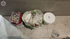 zabezpieczone narkotyki w foliowych opakowaniach i wiaderku.