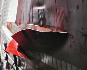 Zdjęcie rozciętej plandeki naczepy.