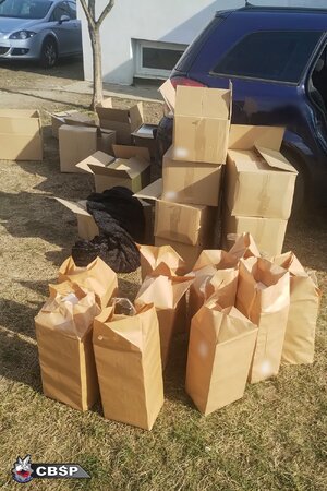 Zabezpieczone kartony z podrobionymi papierosami.