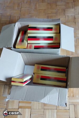 Zabezpieczone kartony z podrobionymi papierosami.