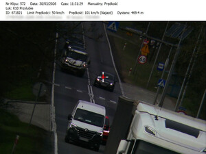 Zdjęcie ukazujące popełnienie wykroczenia wyprzedzania na przejściu dla pieszych.