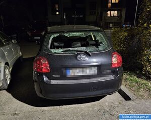 wybita tylna szyba w samochodzie.