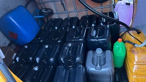 dużo kanistrów w busie.