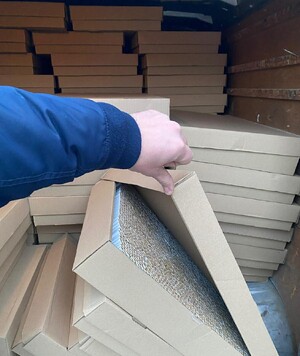 papierosy luzem w kartonowych pudełkach.