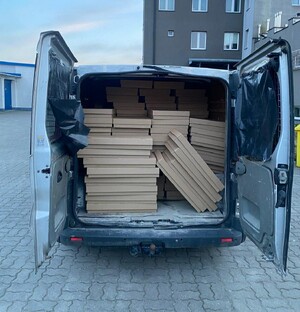 papierosy luzem w kartonowych pudełkach.