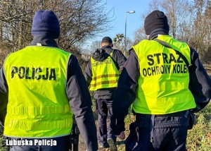policjant i funkcjonariusz Służby Ochrony Kolei.