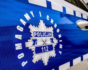 Policyjna gwiazda a wokół niej napis: Pomagamy i chronimy.