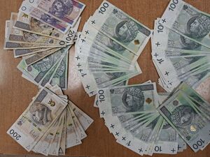 Pliki pieniędzy rozłożone na stole.