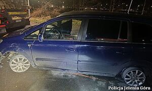 samochód porozbijany, stoi na samych felgach.