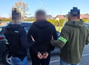 Zatrzymany prowadzony przez policjantów.