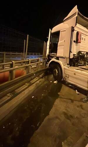 Ciężarówka wjechała w barierę ochronną.