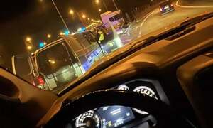 Ciężarówka wjechała w barierę ochronną.