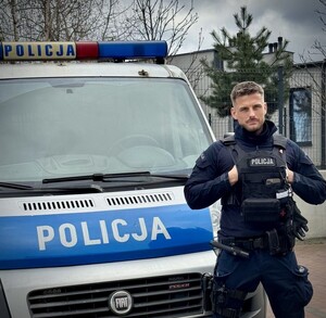 Ciężarówka wjechała w barierę ochronną.