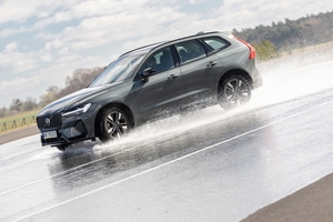 Policjanci ruchu drogowego doskonalą technikę jazdy samochodem i motocyklem.