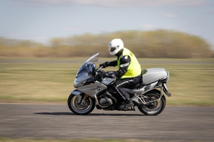 Policjanci ruchu drogowego doskonalą technikę jazdy samochodem i motocyklem.