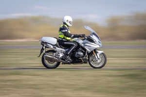 Policjanci ruchu drogowego doskonalą technikę jazdy samochodem i motocyklem.