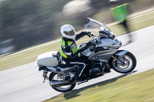 Policjanci ruchu drogowego doskonalą technikę jazdy samochodem i motocyklem