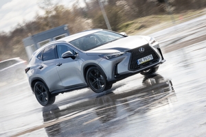 Policjanci ruchu drogowego doskonalą technikę jazdy samochodem i motocyklem