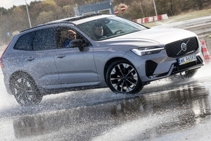 Policjanci ruchu drogowego doskonalą technikę jazdy samochodem i motocyklem