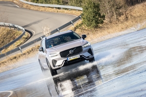 Policjanci ruchu drogowego doskonalą technikę jazdy samochodem i motocyklem