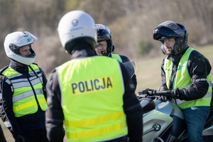 Policjanci ruchu drogowego doskonalą technikę jazdy samochodem i motocyklem