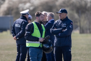 Policjanci ruchu drogowego doskonalą technikę jazdy samochodem i motocyklem