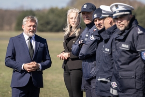 Policjanci ruchu drogowego doskonalą technikę jazdy samochodem i motocyklem