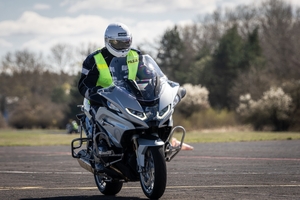 Policjanci ruchu drogowego doskonalą technikę jazdy samochodem i motocyklem