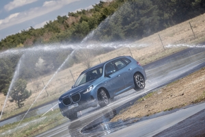 Policjanci ruchu drogowego doskonalą technikę jazdy samochodem i motocyklem