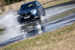 Policjanci ruchu drogowego doskonalą technikę jazdy samochodem i motocyklem.