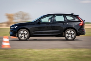 Policjanci ruchu drogowego doskonalą technikę jazdy samochodem i motocyklem.