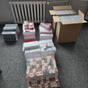 Kartony  z nielegalnymi papierosami.