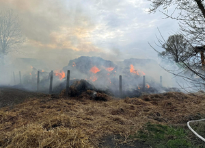 Paląca się słoma.
