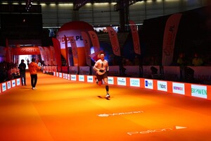 policjant  w cywilu biegnie.