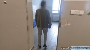 Zatrzymany mężczyzną w pomieszczeniu dla osób zatrzymanych.