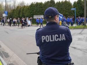 Policjanci zabezpieczają trasę marszu.