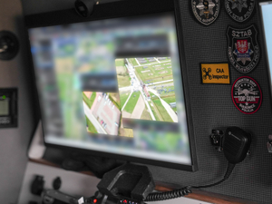 Ekran z wyświetlającym się obrazem z drona.