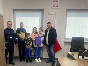 Rodzice dziewczynki na spotkaniu z Komendantem Powiatowym Policji w Jaśle i policjantką, która udzielała pomocy 1,5 rocznej dziewczynce.