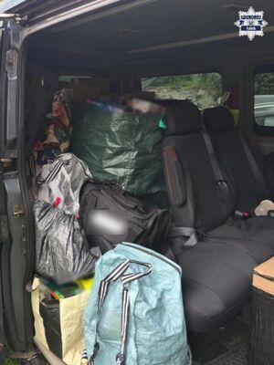 Zabezpieczone skradzione towary w torbach w samochodzie.