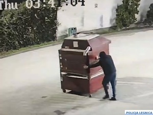 Mężczyzna kradnie piec do pizzy.