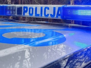 Sygnalizator z napisem Policja na radiowozie.