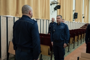 Policjant składający meldunek Komendantowi.