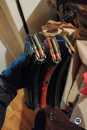 Dłoń trzymająca magazynki z amunicją.